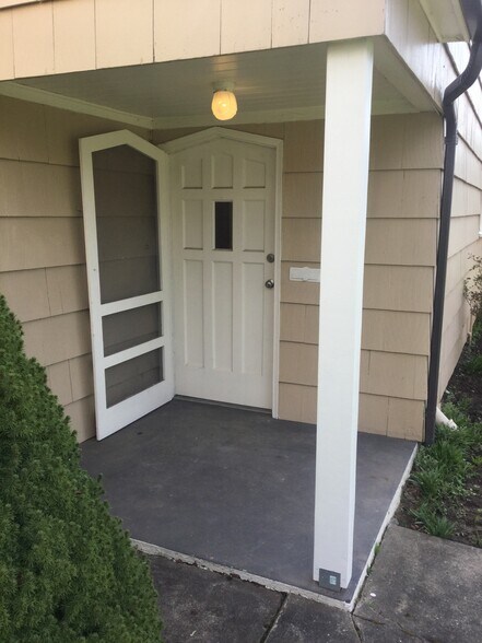 Building Photo - 1010 E 2nd St