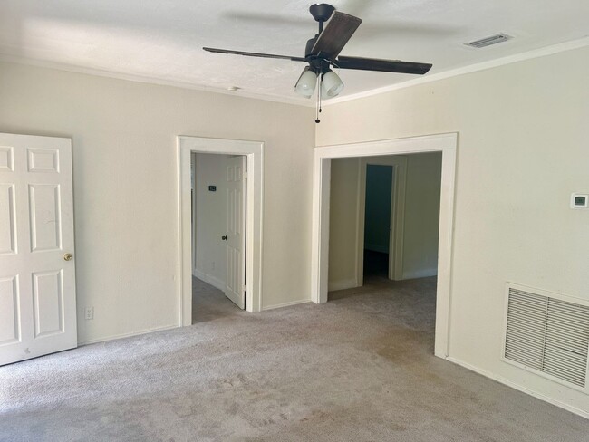 Building Photo - 3/1 Located in South St. Pete!