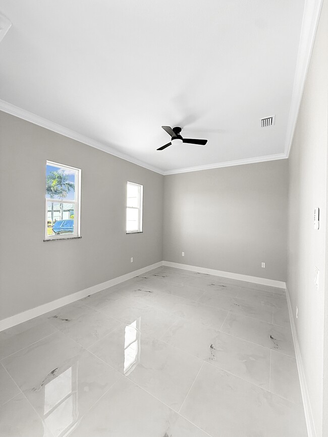 Building Photo - 303 NW 26th Ave