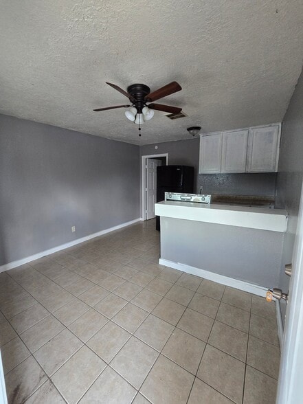 Building Photo - 4820 Oak Ave