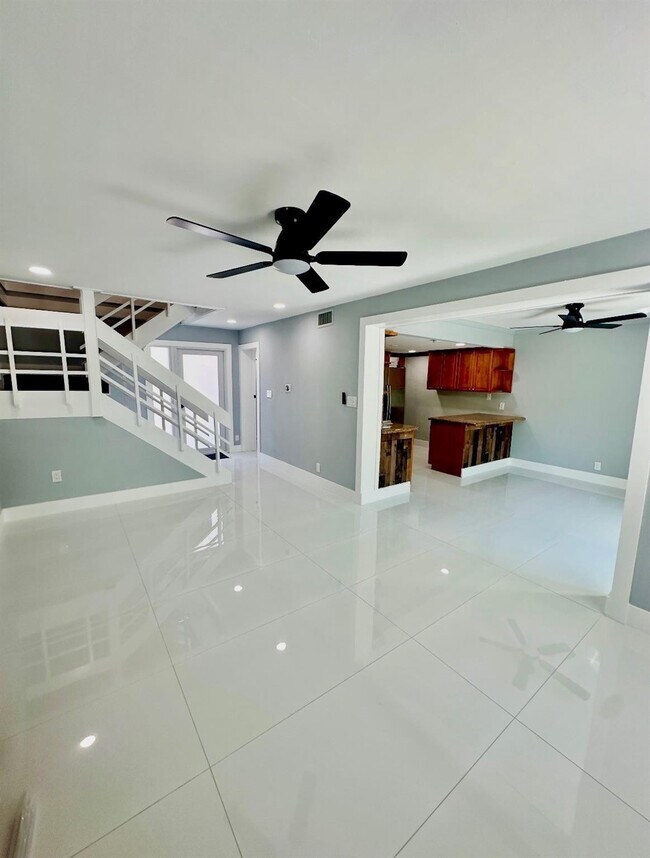 Building Photo - 320 Sunshine Dr