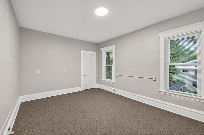 Building Photo - 812 7th St SE