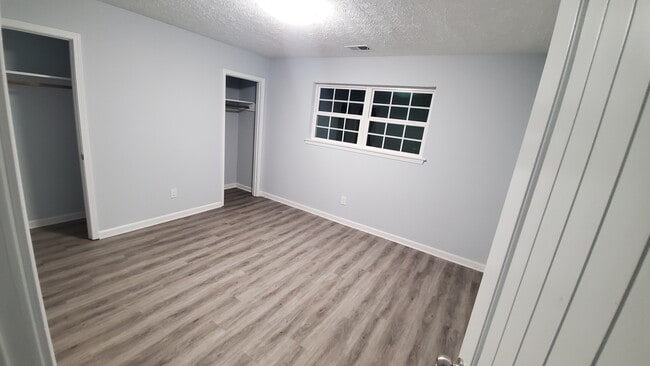 Building Photo - 5000 New Horizon Dr