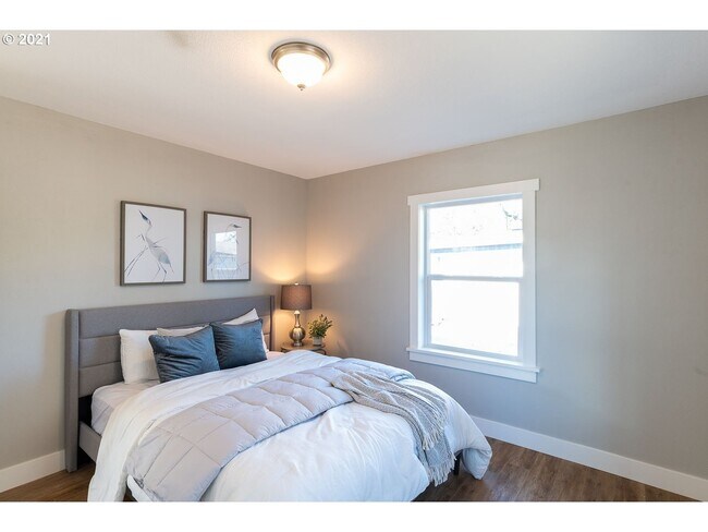 Building Photo - 8111 SE Taylor St