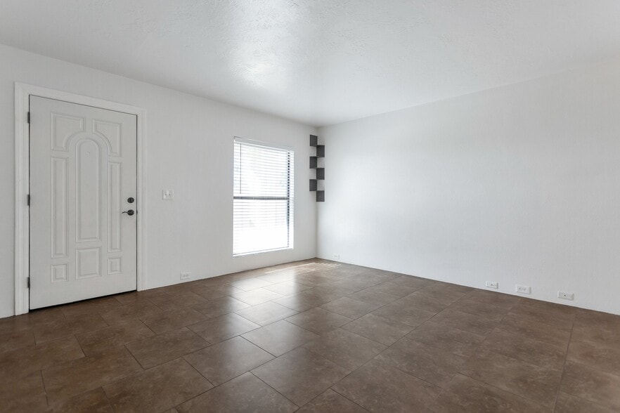 Building Photo - 1820 E Frier Dr