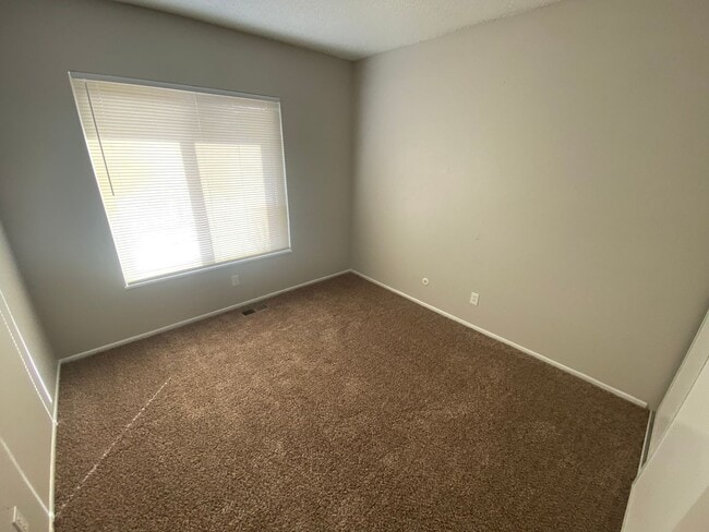 Building Photo - Spacious Aurora Townhome