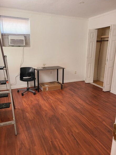 Building Photo - 708 Ave Y
