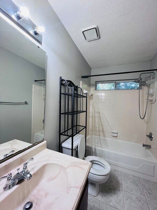Building Photo - 3 BR/ 2 BA home located in Killearn Acres!