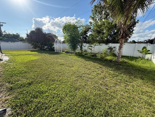 Building Photo - 1481 SW Jacksonville Ave