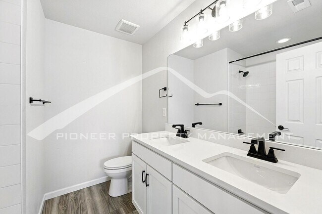 Building Photo - Spacious Home with 2-Car Garage and Centra...