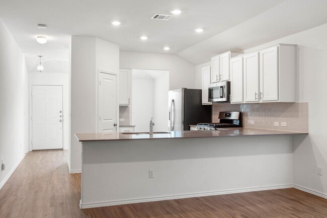 Building Photo - Spacious 3/2 in Kyle with oversized garage