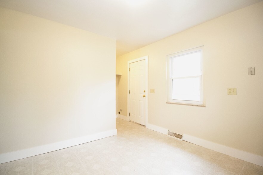 Building Photo - 3757 Dixie Dr