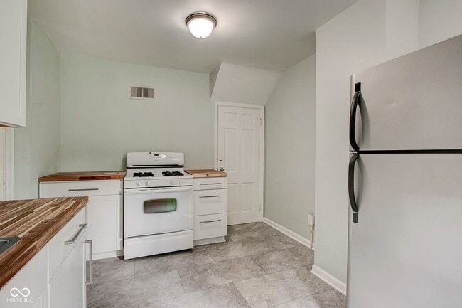 Building Photo - 5043 Boulevard Pl