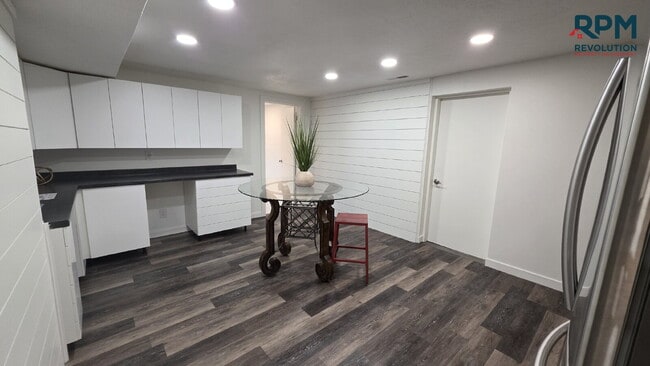 Building Photo - "Charming 2-Bedroom Retreat with Stunning Views on Mountain Side Drive!"