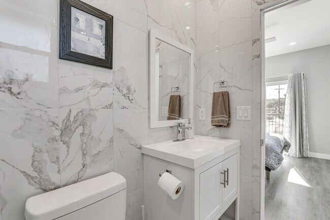 Building Photo - 2022 Avenida Del Diablo