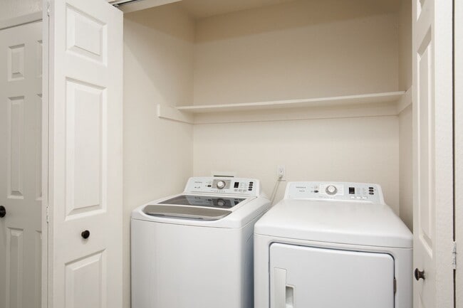 Building Photo - Completely remodeled 2nd floor unit near S...