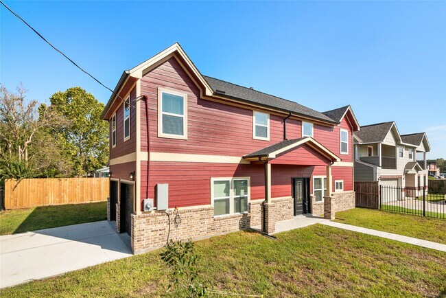 Building Photo - 1206 S Victory Dr