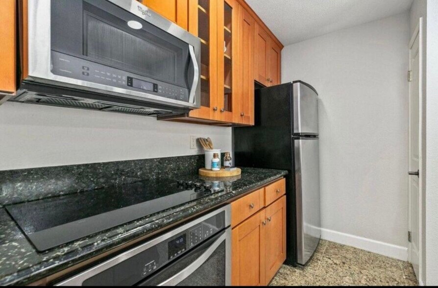 Building Photo - 8503 Villa La Jolla Dr