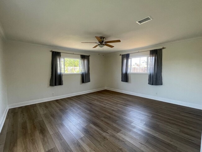 Building Photo - Upgraded 3 Bed, 2 Bath with large family room!