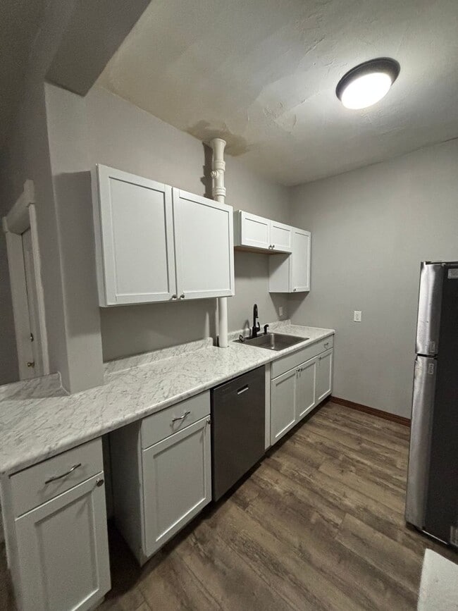 Building Photo - 720 Main St