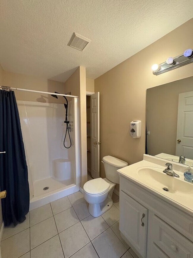 Building Photo - Three bedroom two bathroom home for rent