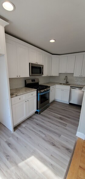 Building Photo - 717 Surrey Ln