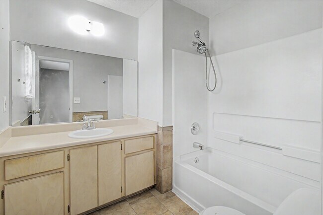 Building Photo - 1651 Latham Ct