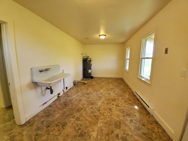 Building Photo - 3 Bedroom Home