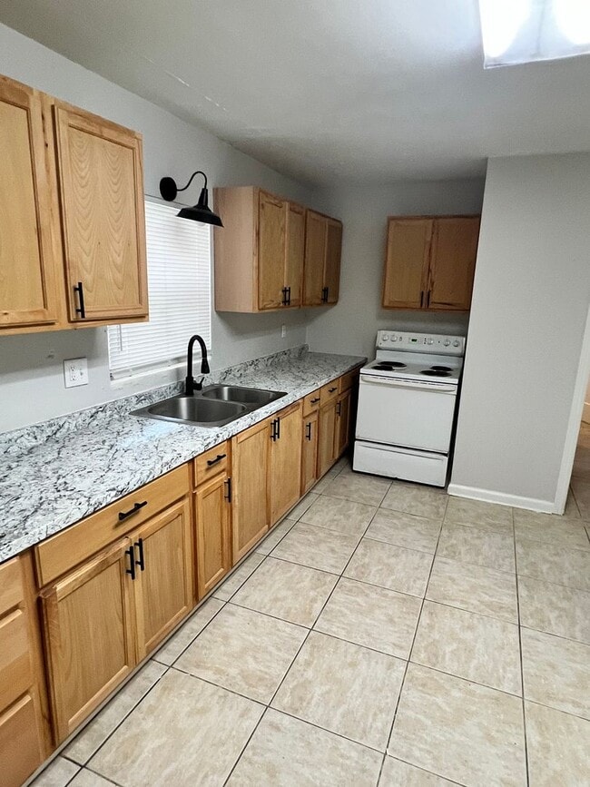 Building Photo - 2 BEDROOM 1 BATH SINGLE FAMILY HOME WITH A SEPARATE DEN (POSSIBLE 3RD BEDROOM)