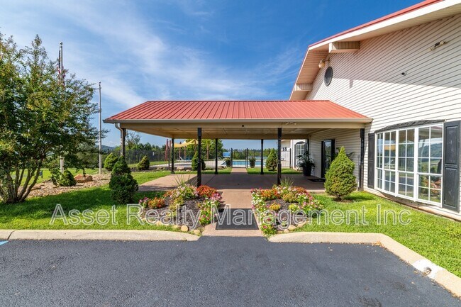 Building Photo - 1322 Silver Charm Way