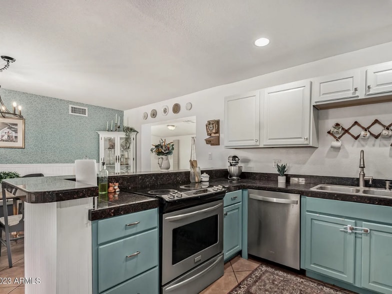 Kitchen With Appliances Mesa Arizona - 222 W Ivyglen St