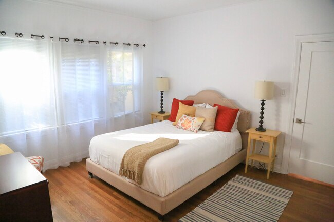 Bedroom 2 queen size bed - 601 S Sweetzer Ave