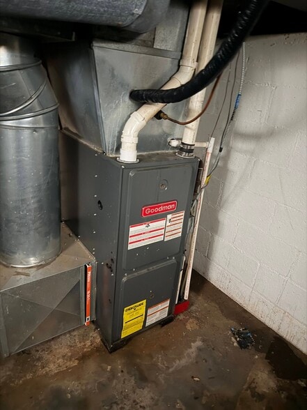 Building Photo - 1604 S Kneer Ave