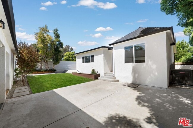 Building Photo - 2559 Colby Ave