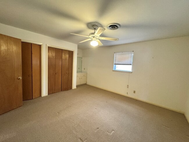 Building Photo - 719 Lake Dr