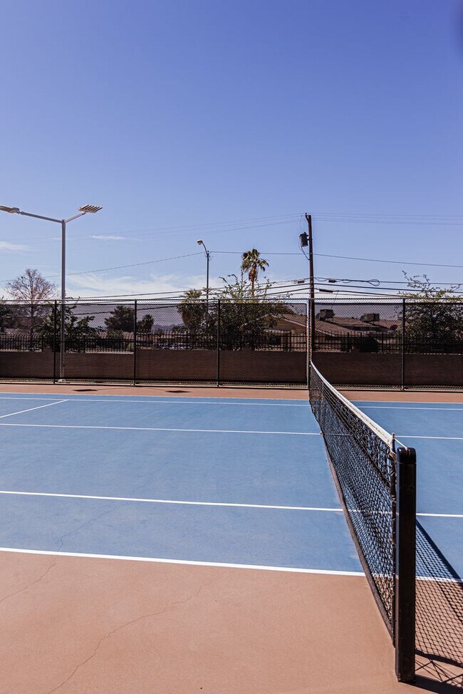 Building Photo - Top Floor 2 Bedroom Condo Located in Manhattan