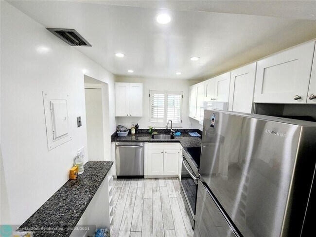 Building Photo - 1638 Embassy Dr