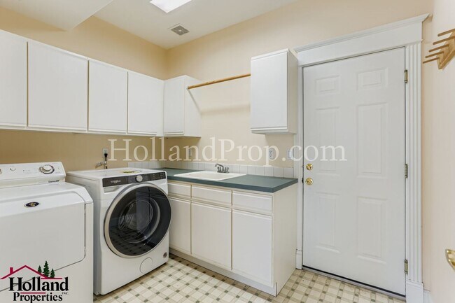 Building Photo - 14606 NW Applegate Ln