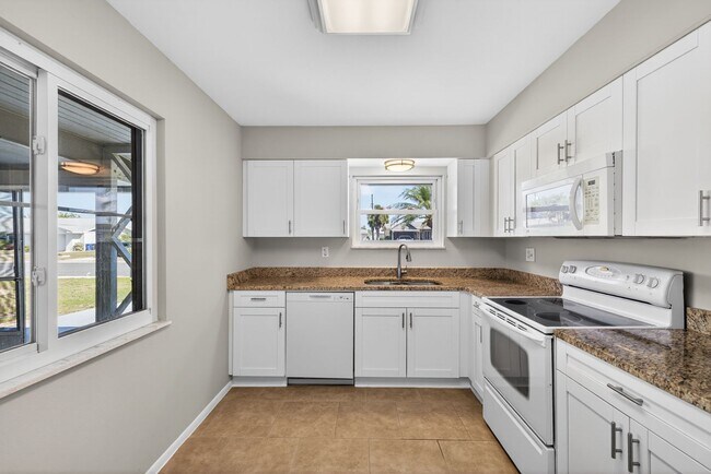 Building Photo - FULLY RENOVATED 2 BEDROOM WITH HUGE BONUS ROOM!