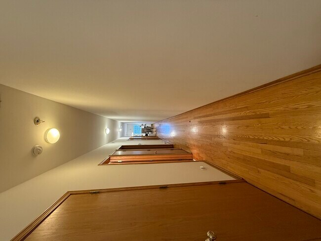 Building Photo - 4103 N Kenmore Ave