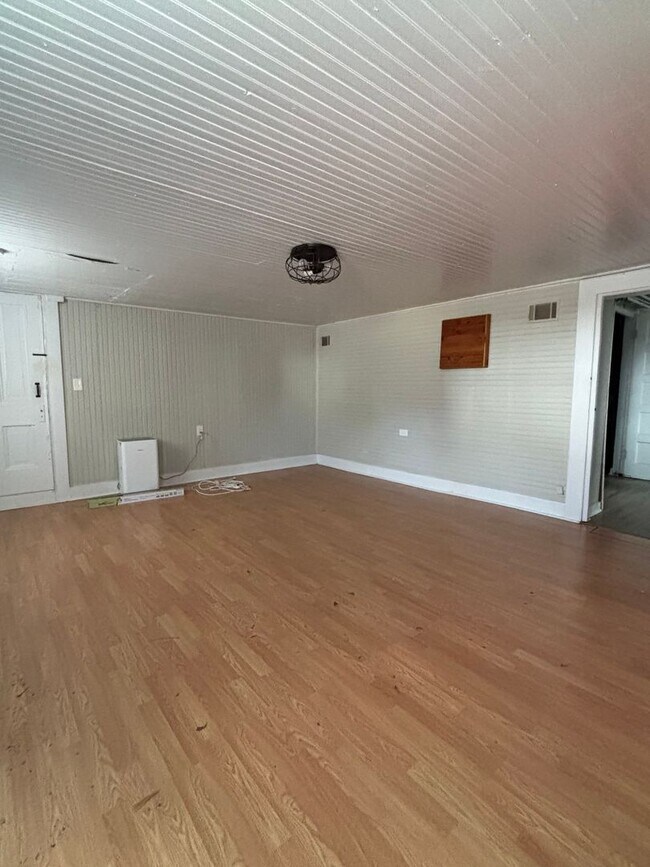 Building Photo - 3 Bedroom 3 Bathroom near downtown Athens - 1 bedroom available