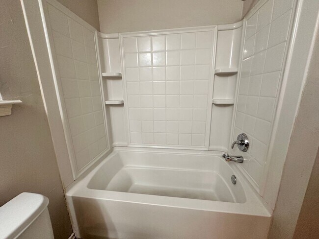 Building Photo - Newer 3 Bedroom off I-240- Move in Deposit-Free! (If Qualified)