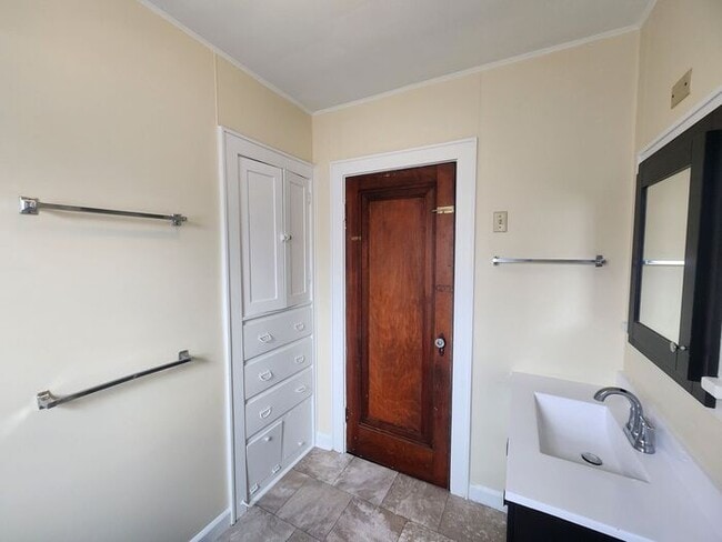 Building Photo - 2 Bedroom Home Near Union Hospital - Pets Welcome!