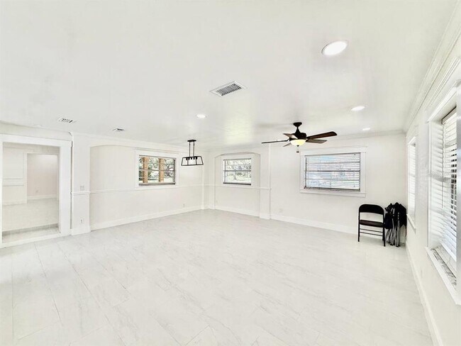 Building Photo - 15611 Walden Ave