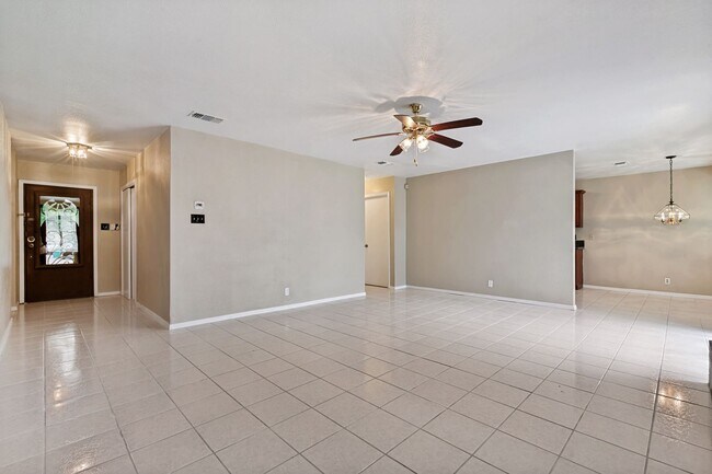 Building Photo - 3-Bedroom Home in Oxbow Neighborhood