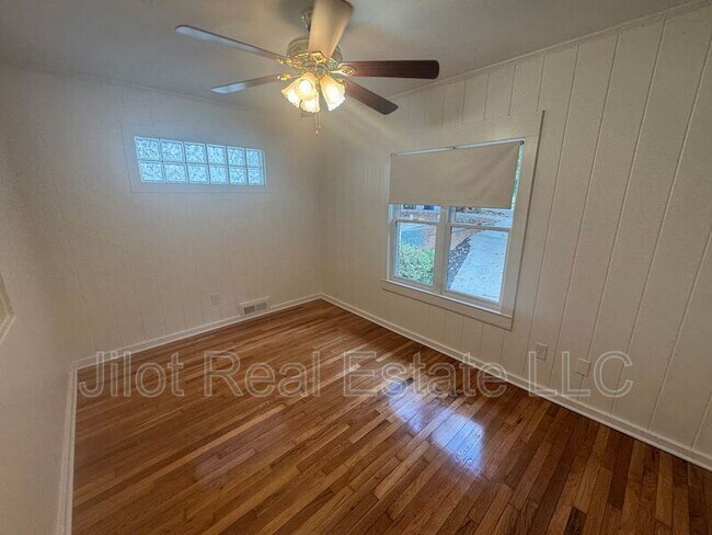 Building Photo - 466 Clifton Rd NE