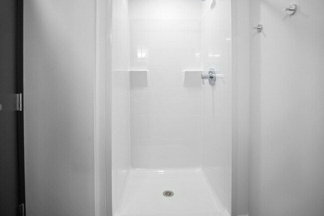 Broadway Studio Murphy - Shower - Broadview at Vanderbilt
