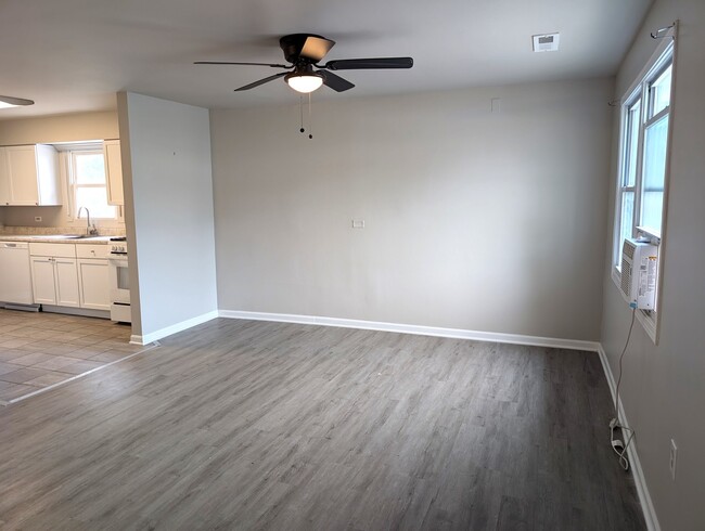 Building Photo - 950 N Brainard St