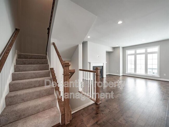 Building Photo - 1451 Hastings Cres