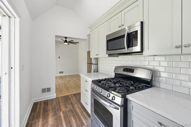 Building Photo - 1936 Longvue St